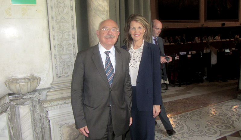 Ásamt utanríkisráðherra ungverjalands, János Martonyi, á fundi um miðjan júní þar sem breytingar á stjórnarskrá Ungverjalands voru til umfjöllunar.