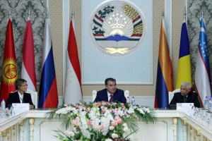 herdis með forseta tajikistan