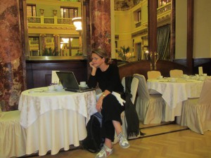 herdís hugsi við tölvu á metropol sept 2013