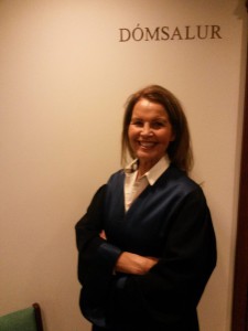 herdís í dómssal brosandi