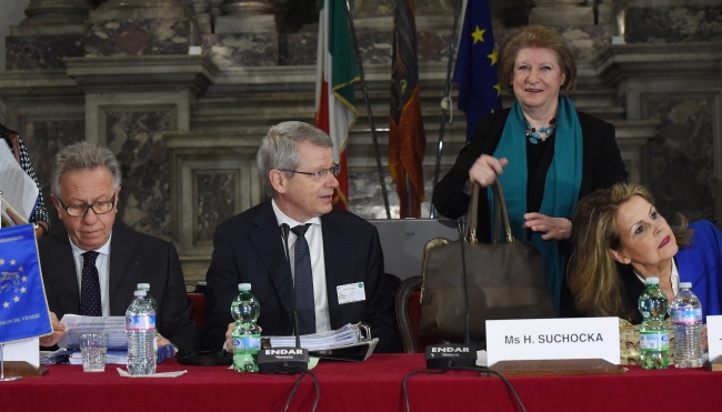 Umdeild lög í Póllandi, Tyrklandi og Rússlandi