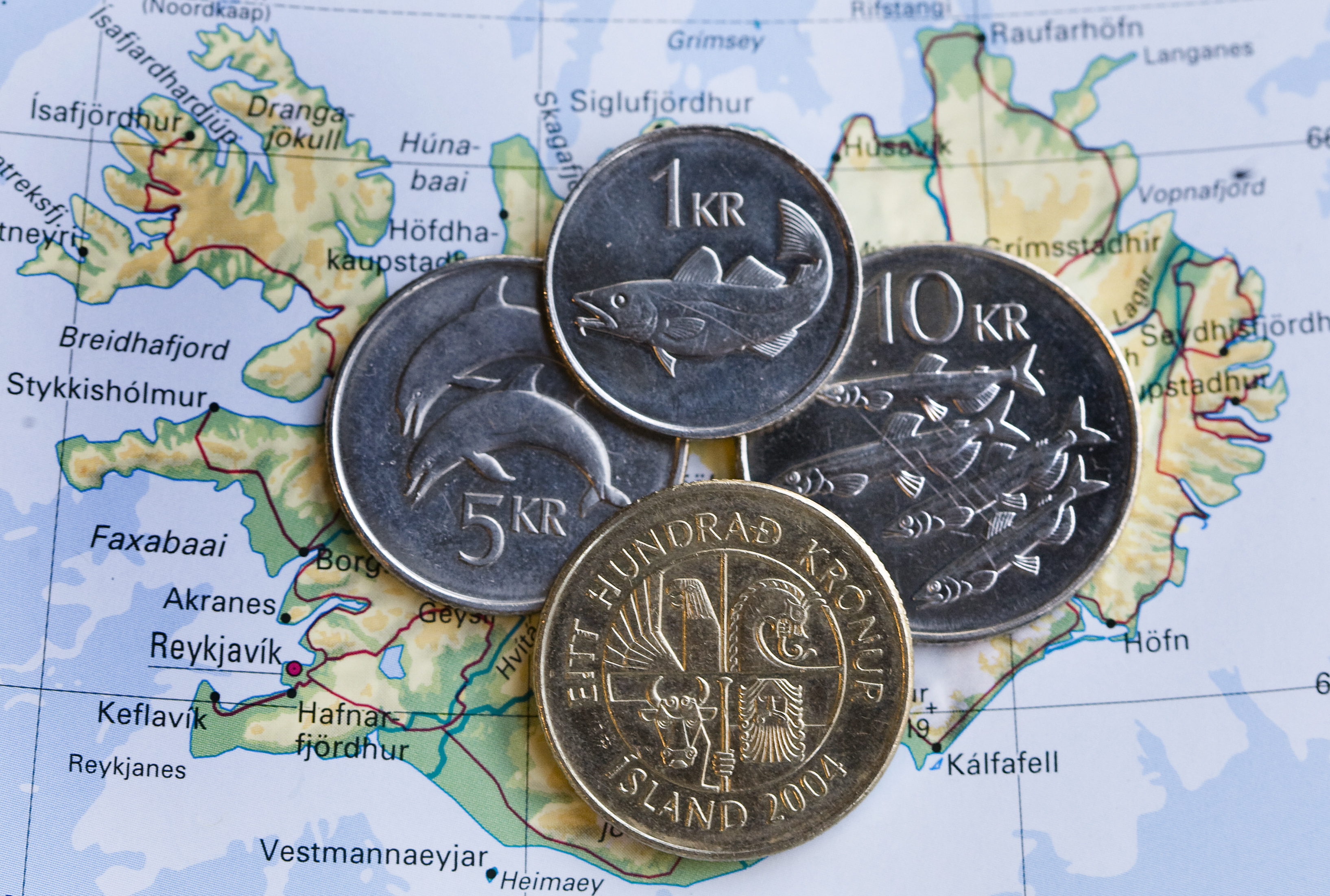 Iceland lifts capital controls