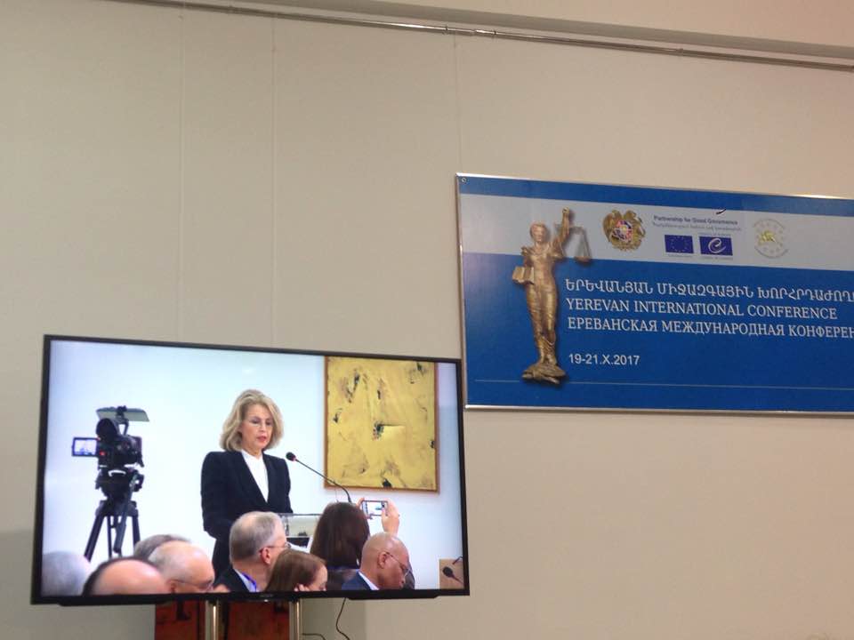 Hlutverk stjórnlagadómstóla við lausn átaka