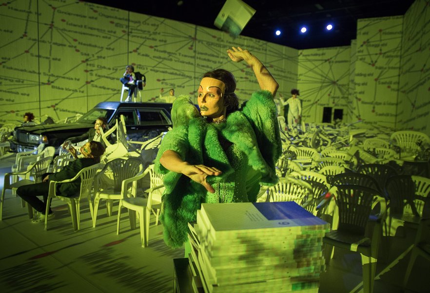 Hefur Guð áhuga á steinrunnu kerfi? (inngangur í leikskrá: Guð blessi Ísland)