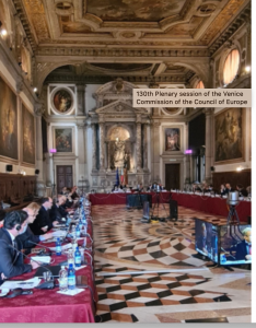 Feneyjanefnd fordæmir hernaðarofbeldi Rússa í Úkraínu.